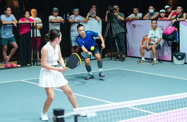 Thời gian qua, pickleball - một môn thể thao mới lạ kết hợp giữa tennis, cầu lông và bóng bàn thu hút sự quan tâm đặc biệt từ giới trẻ. Thời gian qua, pickleball - một môn thể thao mới lạ kết hợp giữa tennis, cầu lông và bóng bàn thu hút sự quan tâm đặc biệt từ giới trẻ.