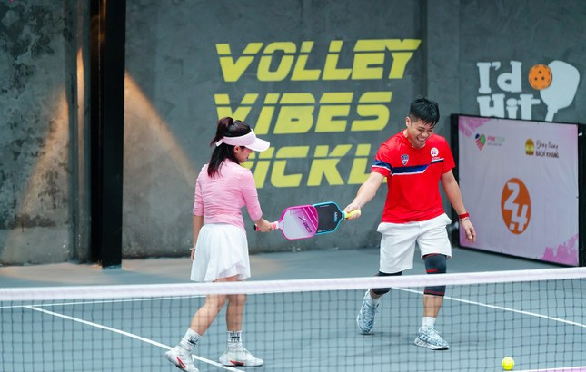 Thời gian qua, pickleball - một môn thể thao mới lạ kết hợp giữa tennis, cầu lông và bóng bàn thu hút sự quan tâm đặc biệt từ giới trẻ. Thời gian qua, pickleball - một môn thể thao mới lạ kết hợp giữa tennis, cầu lông và bóng bàn thu hút sự quan tâm đặc biệt từ giới trẻ.