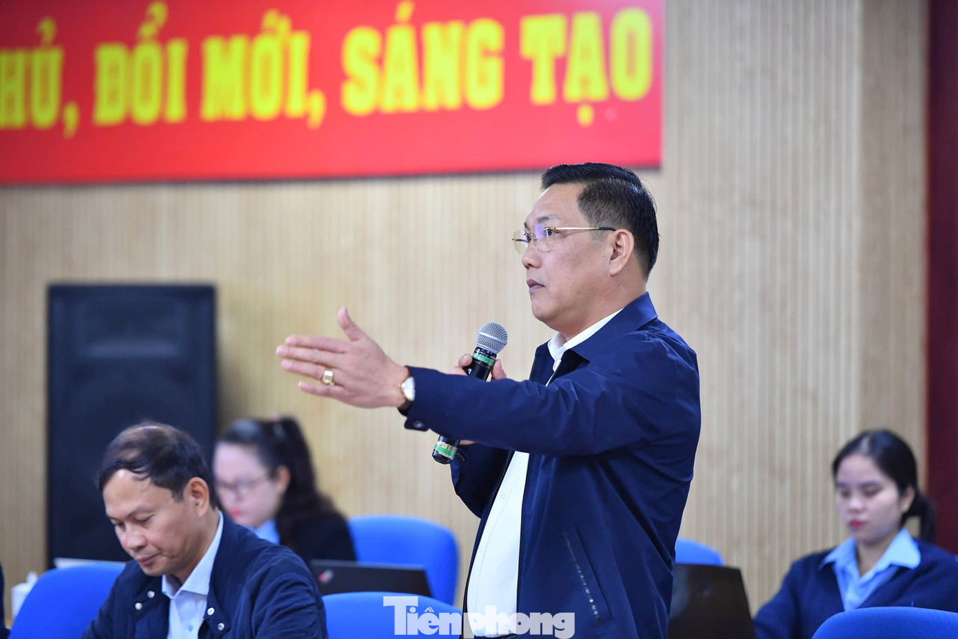 Ông Nguyễn Đình Kiểm - Giám đốc Trung tâm hướng dẫn hoạt động thiếu nhi T.Ư phát biểu ý kiến tại hội nghị. Ông Nguyễn Đình Kiểm - Giám đốc Trung tâm hướng dẫn hoạt động thiếu nhi T.Ư phát biểu ý kiến tại hội nghị.