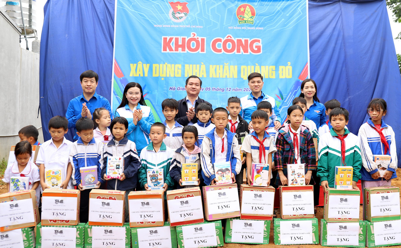 Ngoài ra, cũng tại Lễ Khởi công, Tỉnh Đoàn Tuyên Quang - Cụm trưởng cụm miền núi Đông Bắc Bộ đã trao tặng 20 suất quà cho 20 em học sinh có hoàn cảnh đặc biệt khó khăn tại điểm trường Bình Vàng.