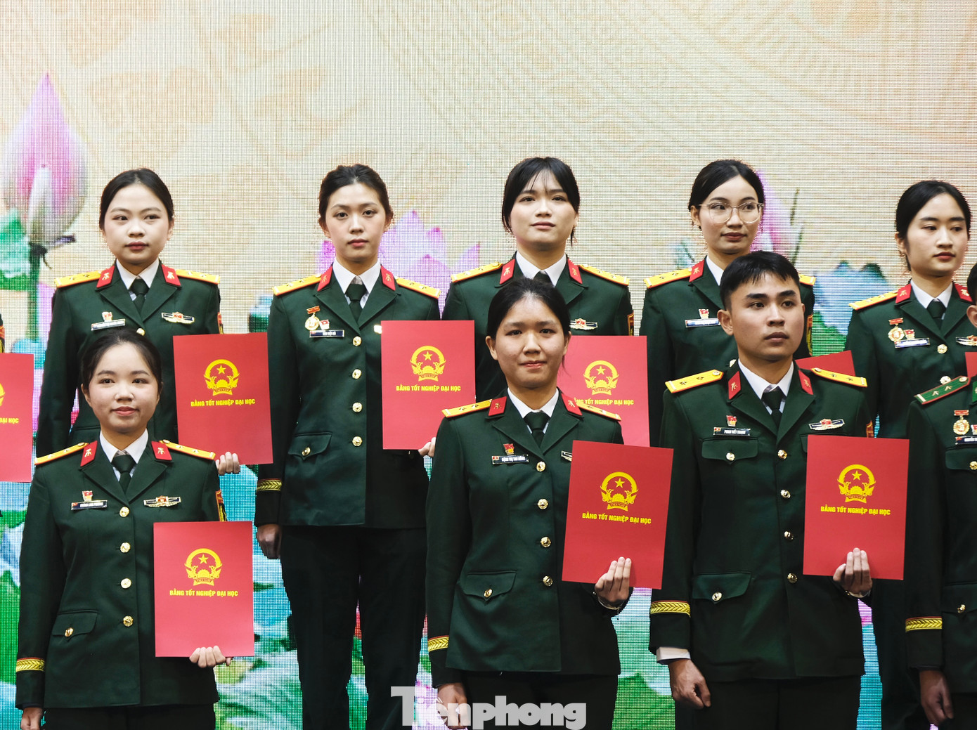 Các tân kỹ sư quân sự được nhận bằng tại Lễ tốt nghiệp. Ảnh: Châu Linh