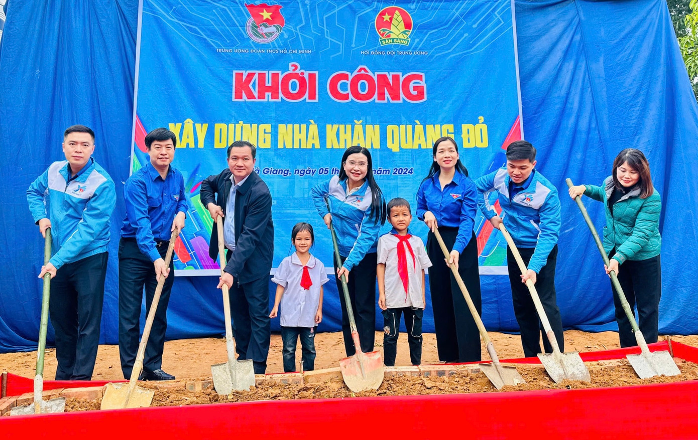 Ngoài ra, cũng tại Lễ Khởi công, Tỉnh Đoàn Tuyên Quang - Cụm trưởng cụm miền núi Đông Bắc Bộ đã trao tặng 20 suất quà cho 20 em học sinh có hoàn cảnh đặc biệt khó khăn tại điểm trường Bình Vàng.