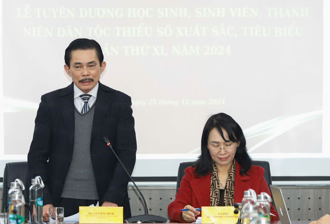 Nhà báo Lê Công Bình - Tổng Biên tập Báo Dân tộc và Phát triển thông tin tại họp báo.