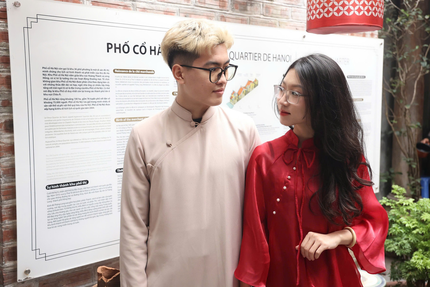 Bạn Nguyễn Thị Thùy Linh và Phạm Duy Thuận sánh đôi bên trang phục áo dài lưu giữ kỷ niệm đẹp. Ảnh: Hoàng Ngọc Bạn Nguyễn Thị Thùy Linh và Phạm Duy Thuận sánh đôi bên trang phục áo dài lưu giữ kỷ niệm đẹp. Ảnh: Hoàng Ngọc