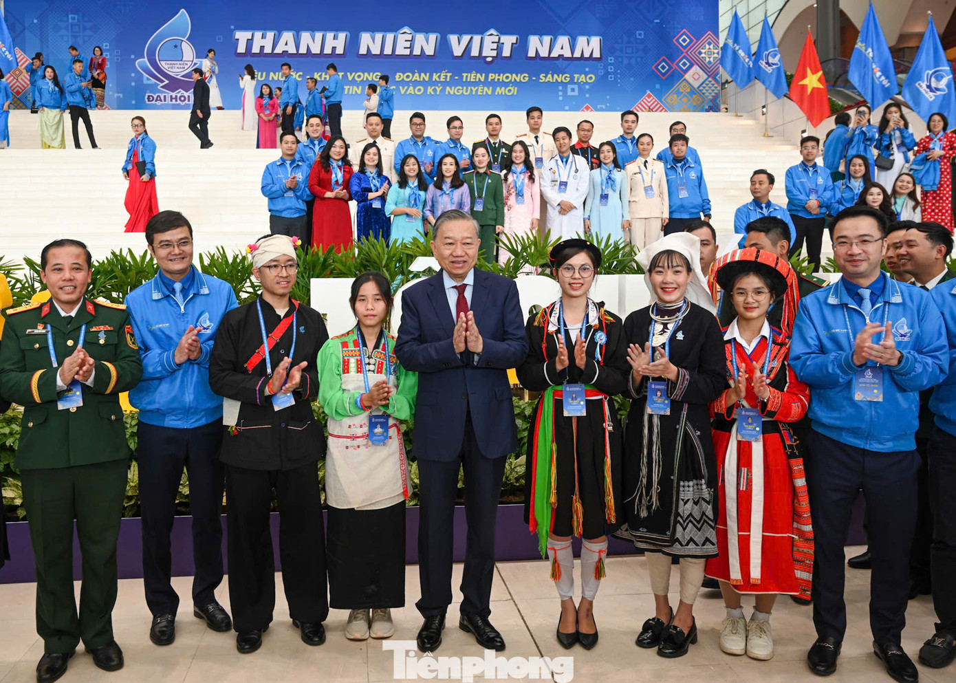 Tổng Bí thư Tô Lâm chụp ảnh cùng các đại biểu.