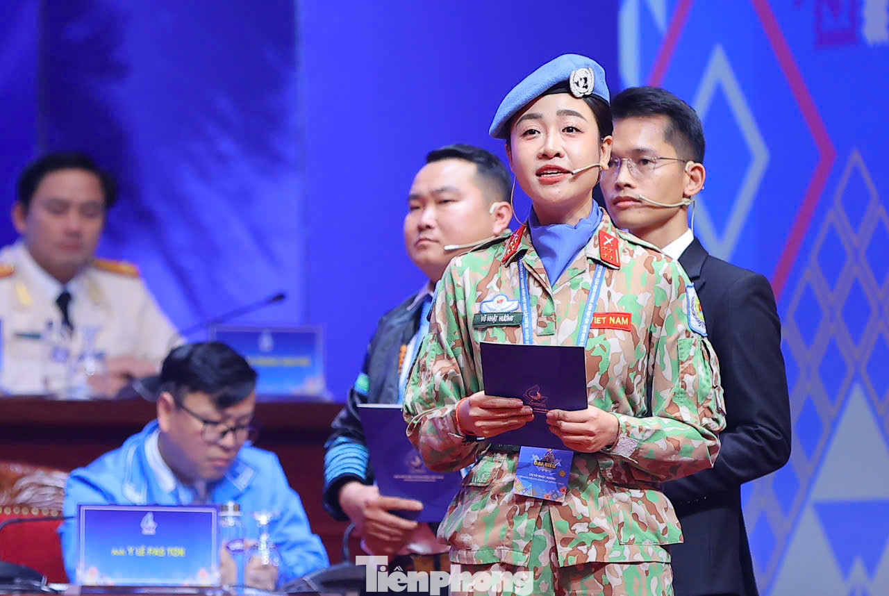 Đại úy Vũ Nhật Hương - Trợ lý Phòng Hợp tác Quốc tế, Cục Gìn giữ hoà bình Việt Nam tham luận tại Đại hội.