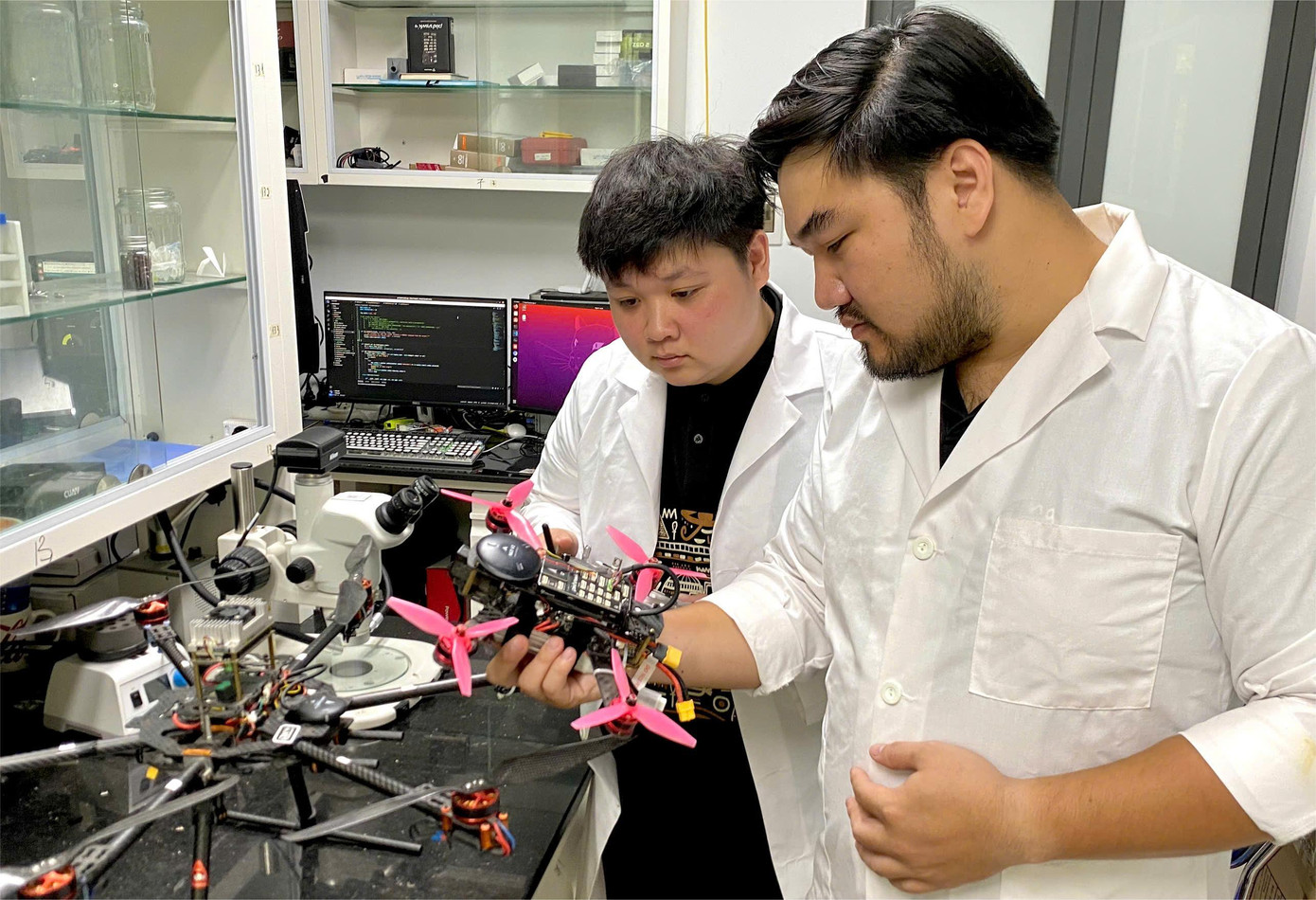 Trường Trinh (bên trái) chủ động đề xuất được tham gia nghiên cứu khoa học cùng các thầy cô.