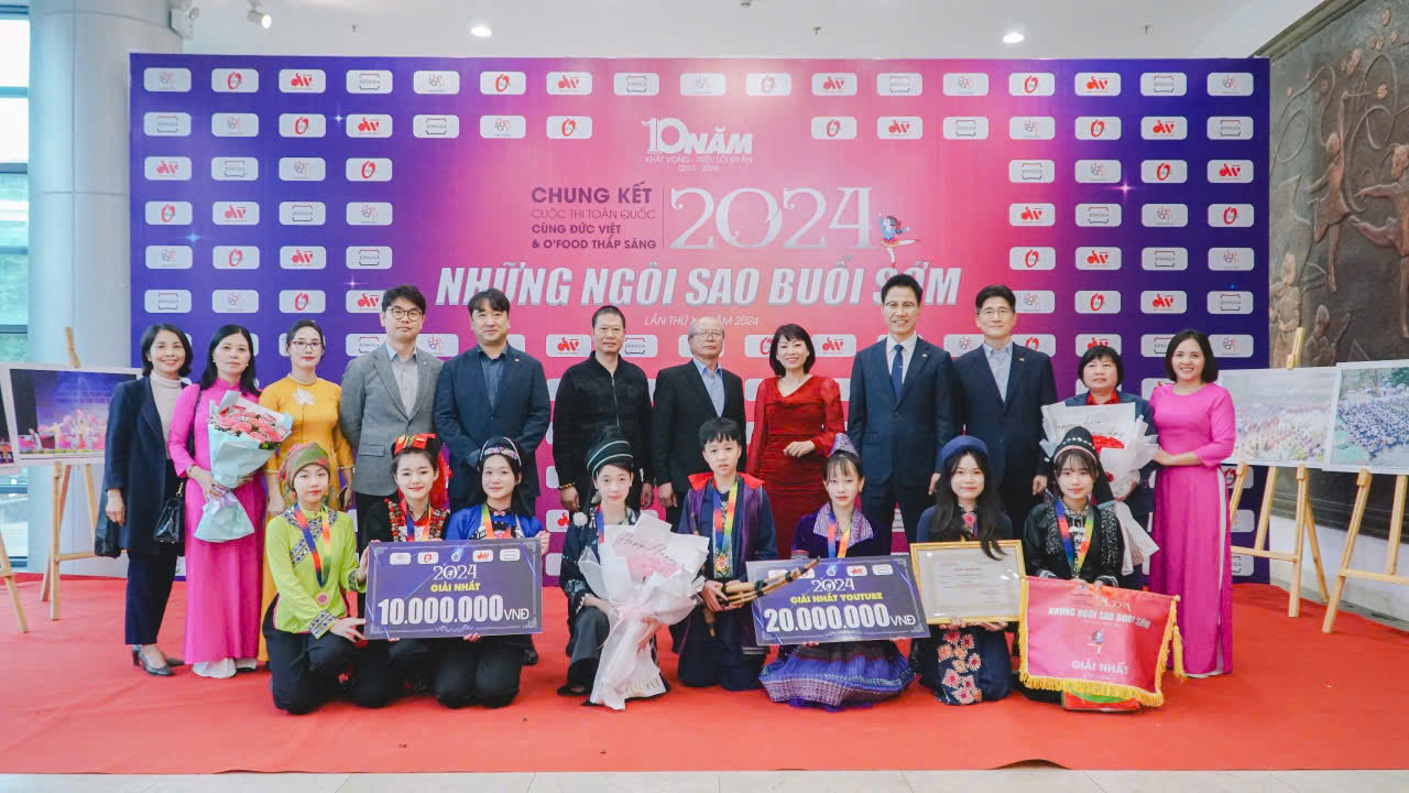 Ban Tổ chức cuộc thi chụp ảnh lưu niệm cùng các đội thi.