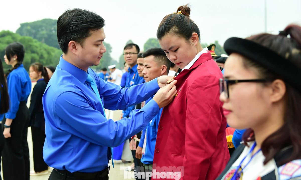 Anh Nguyễn Minh Triết - Bí thư T.Ư Đoàn, Chủ tịch T.Ư Hội Sinh viên Việt Nam trao Huy hiệu Thanh niên tiên tiến làm theo lời Bác cho gương tiêu biểu trong khuôn khổ Đại hội Thanh niên tiên tiến làm theo lời Bác toàn quốc lần thứ VII, năm 2023. Ảnh: Xuân Tùng Anh Nguyễn Minh Triết - Bí thư T.Ư Đoàn, Chủ tịch T.Ư Hội Sinh viên Việt Nam trao Huy hiệu Thanh niên tiên tiến làm theo lời Bác cho gương tiêu biểu trong khuôn khổ Đại hội Thanh niên tiên tiến làm theo lời Bác toàn quốc lần thứ VII, năm 2023. Ảnh: Xuân Tùng