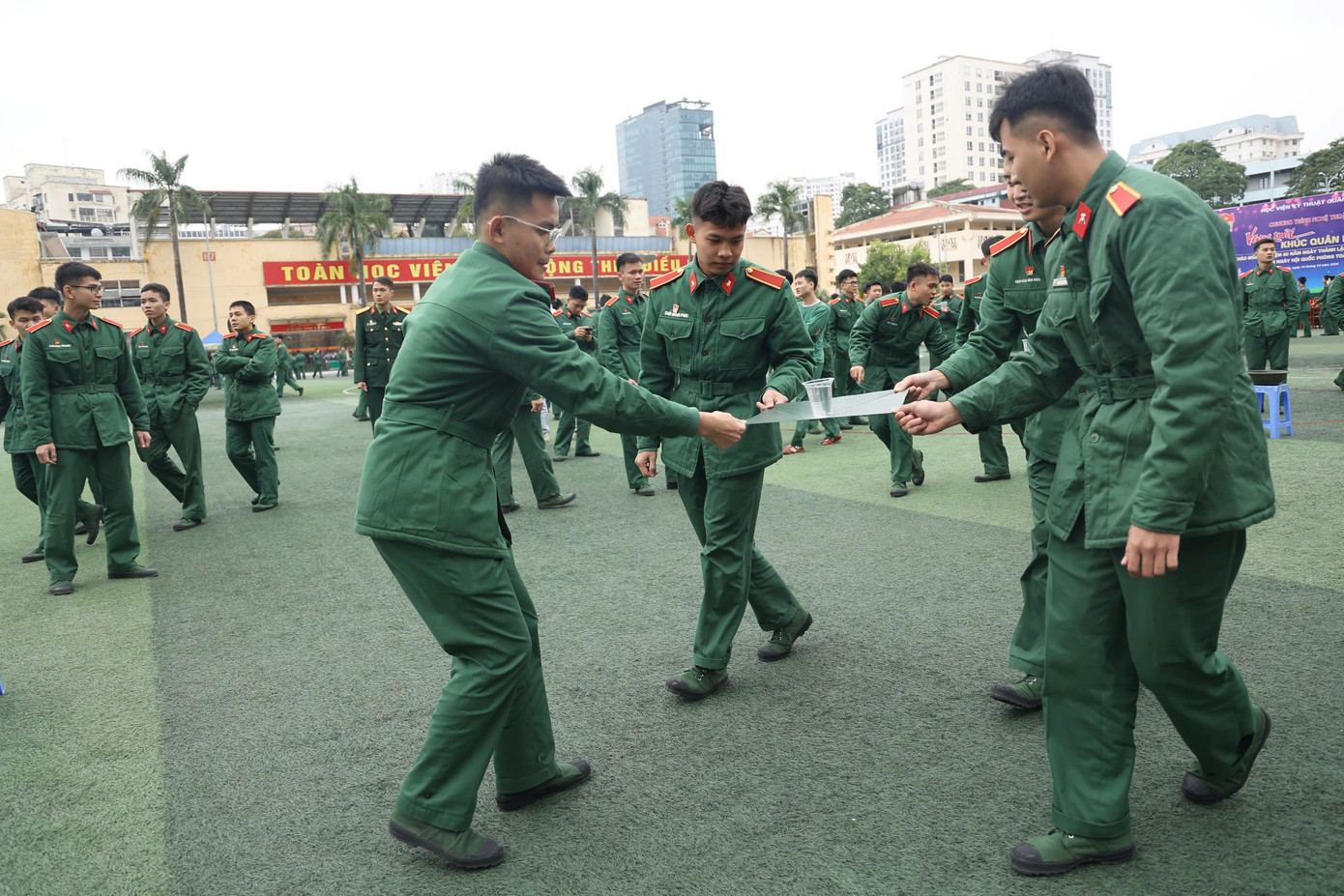 Cũng tại Ngày hội, các cán bộ, giảng viên, nhân viên, học viên và chiến sĩ sôi nổi tham gia các trò chơi dân gian như kéo co, ném vòng cổ chai, bịt mắt đập niêu, nhảy bao bố, đưa nước về nguồn, ném phi tiêu... Ảnh: Hoàng Ngọc