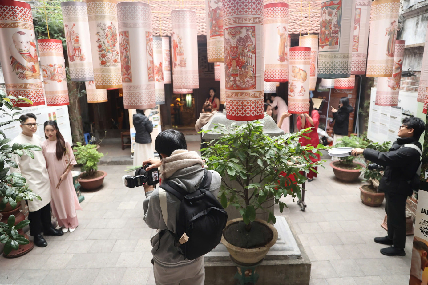 Tại Đền Quan Đế (phố Hàng Buồm, quận Hoàn Kiếm, Hà Nội) có hàng chục bạn trẻ tạo dáng chụp ảnh đón Tết sớm. Ảnh: Hoàng Ngọc Tại Đền Quan Đế (phố Hàng Buồm, quận Hoàn Kiếm, Hà Nội) có hàng chục bạn trẻ tạo dáng chụp ảnh đón Tết sớm. Ảnh: Hoàng Ngọc