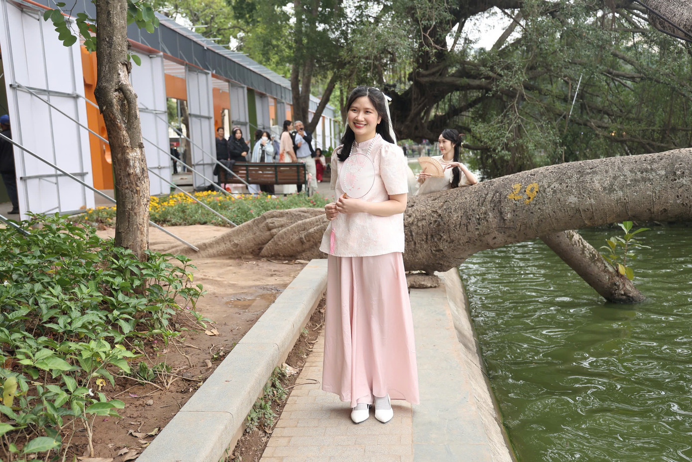 Hồ Gươm, trước tòa soạn Báo Hà Nội mới từ lâu cũng đã trở thành địa điểm thu hút nhiều bạn trẻ đến chụp hình. Ảnh: Hoàng Ngọc Hồ Gươm, trước tòa soạn Báo Hà Nội mới từ lâu cũng đã trở thành địa điểm thu hút nhiều bạn trẻ đến chụp hình. Ảnh: Hoàng Ngọc