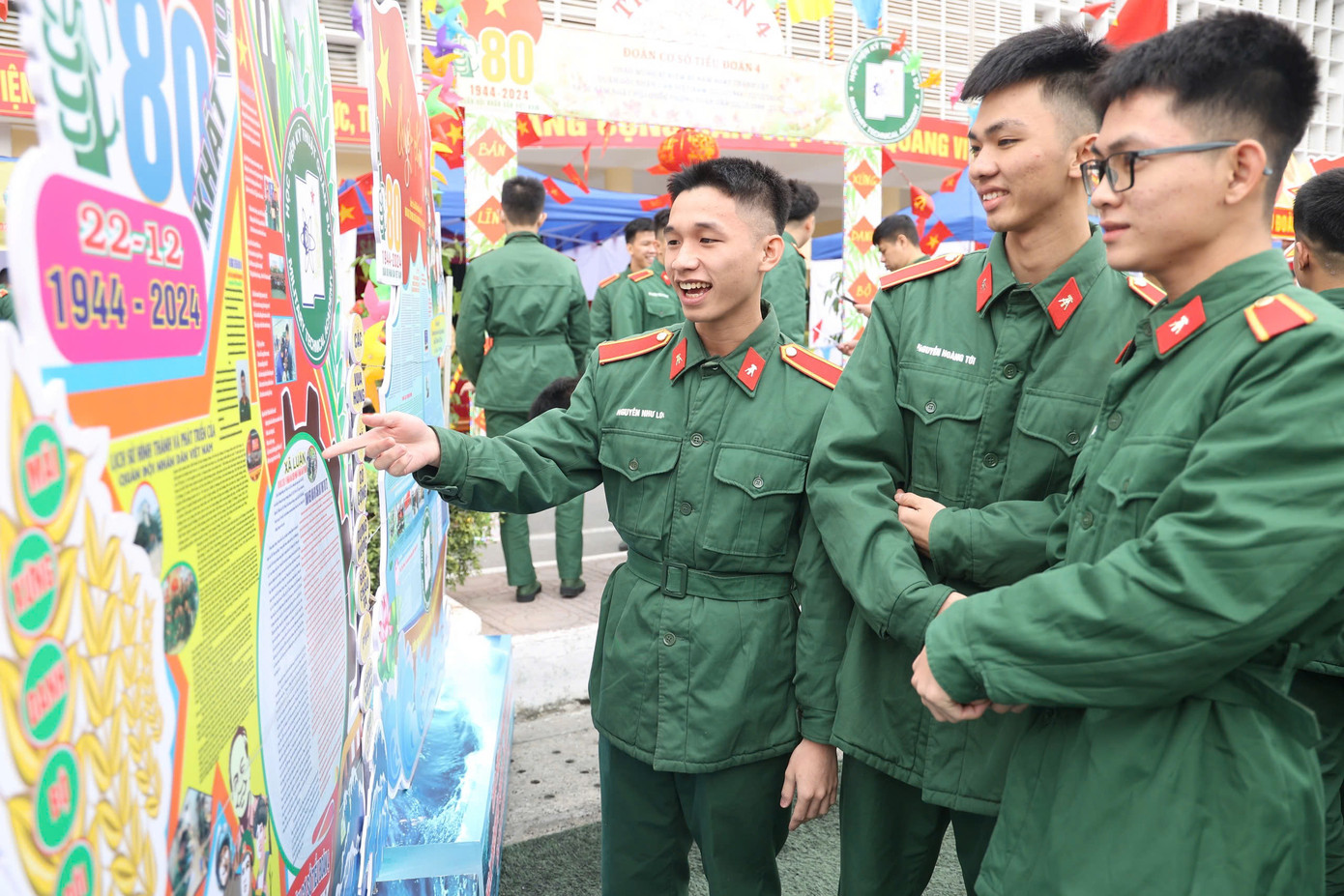 Cùng với hội trại truyền thống là 20 gian hàng hội chợ ẩm thực truyền thống với những món ăn mang nét đặc trưng, truyền thống của các vùng miền, do trại sinh tự chuẩn bị và thực hiện. Ảnh: Hoàng Ngọc