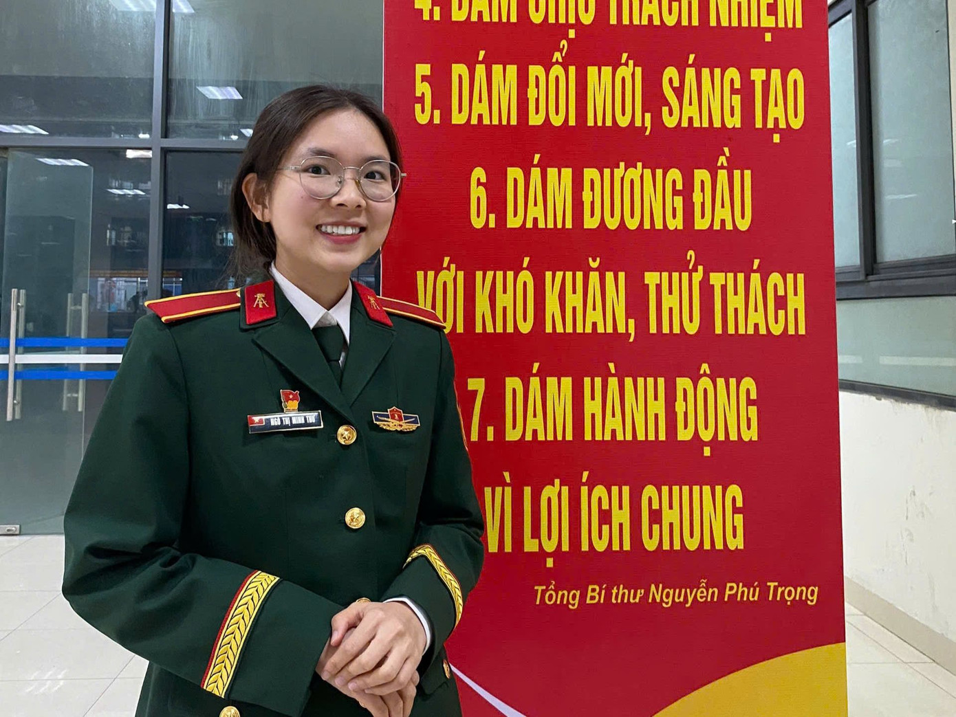 Thượng sĩ Ngô Thị Minh Thư (quê ở Bình Định) - học viên ngành Phân tích dữ liệu, vinh dự tốt nghiệp thủ khoa của Học viện Kỹ thuật Quân sự.