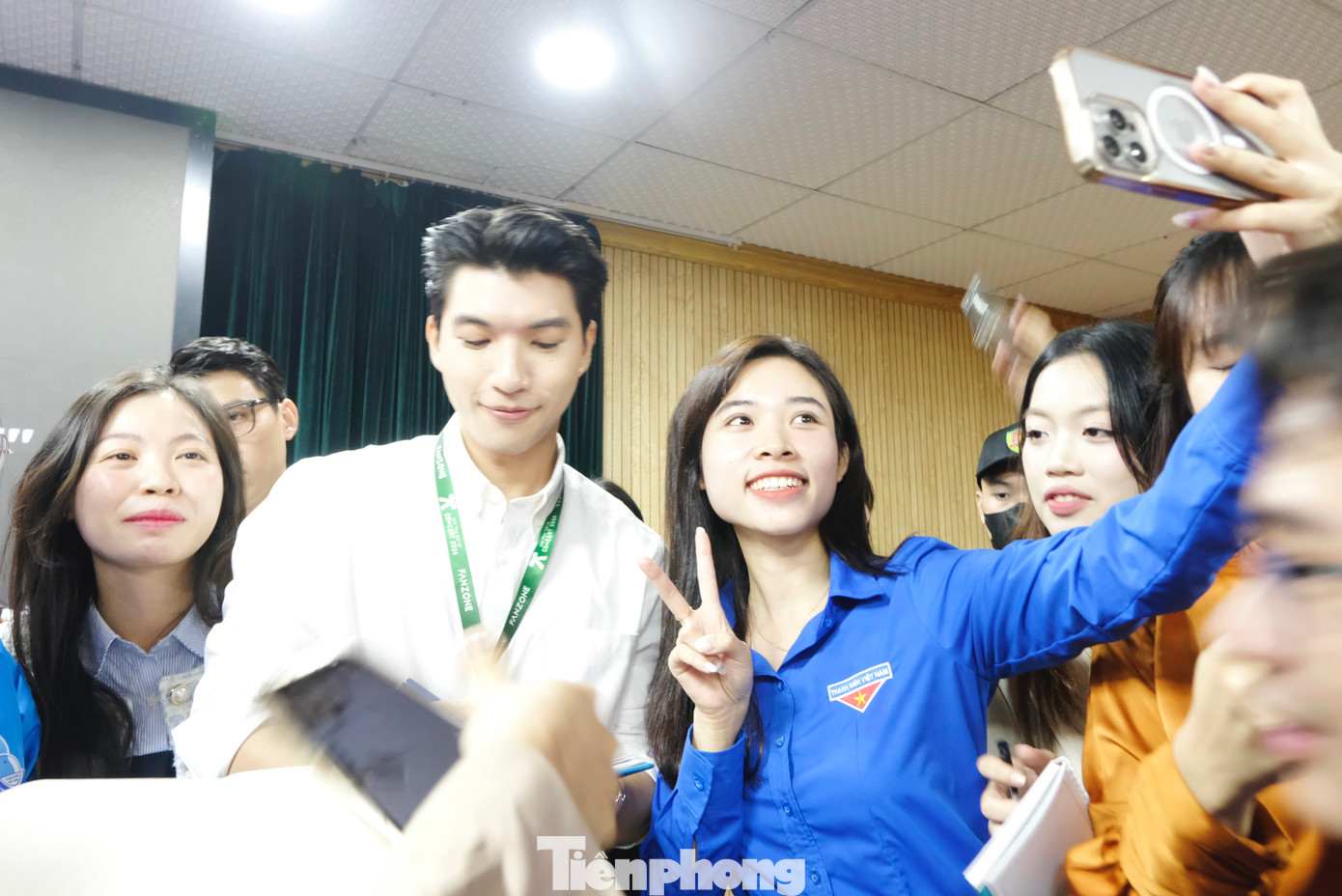 Các bạn đoàn viên, thanh niên giao lưu cùng rapper Hieuthuhai. Các bạn đoàn viên, thanh niên giao lưu cùng rapper Hieuthuhai.