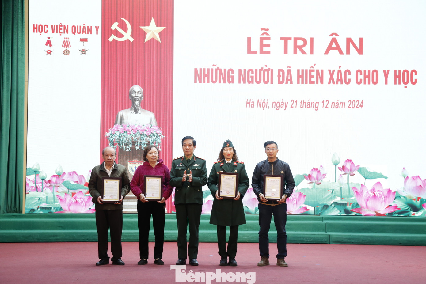 Trung tướng, GS.TS. Trần Viết Tiến - Giám đốc Học viện Quân y trao lời tri ân cho các cá nhân đăng ký hiến xác.