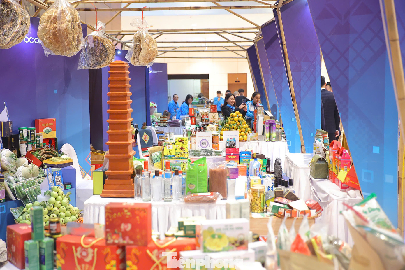Các gian hàng trưng bày sản phẩm OCOP tại triển lãm. Các gian hàng trưng bày sản phẩm OCOP tại triển lãm.