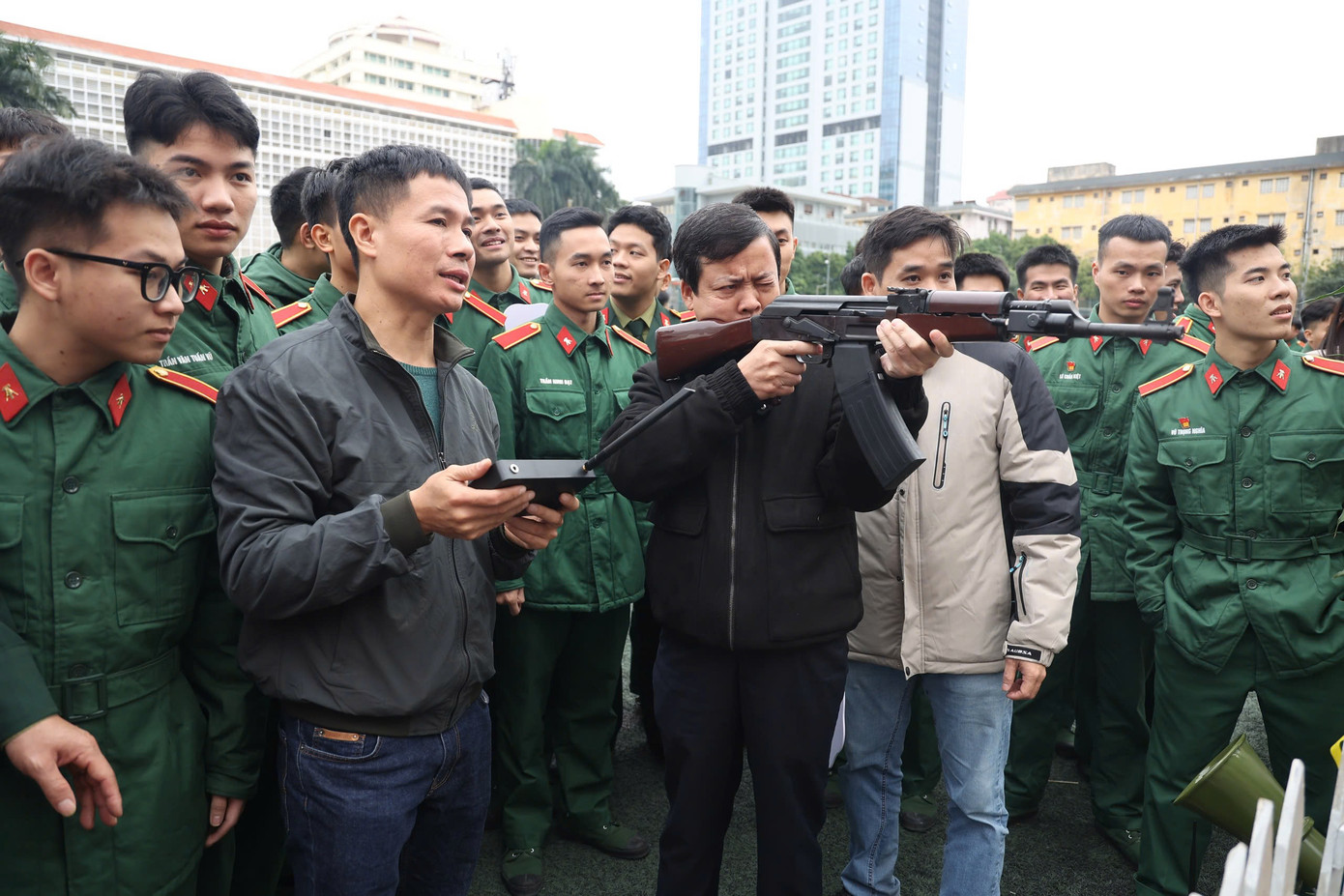 Lãnh đạo Học viện Kỹ thuật Quân sự tham quan các khu trưng bày. Hội trại với nhiều hình thức được thể hiện về công tác giáo dục truyền thống, công tác đào tạo của Học viện. Ảnh: Hoàng Ngọc