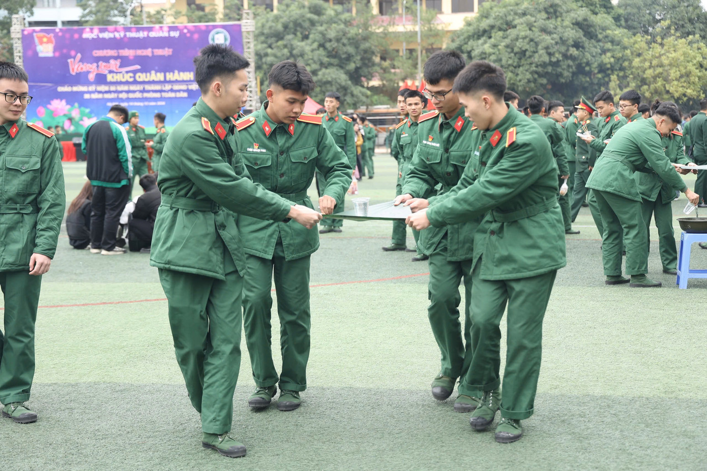 Cũng tại Ngày hội, các cán bộ, giảng viên, nhân viên, học viên và chiến sĩ sôi nổi tham gia các trò chơi dân gian như kéo co, ném vòng cổ chai, bịt mắt đập niêu, nhảy bao bố, đưa nước về nguồn, ném phi tiêu... Ảnh: Hoàng Ngọc