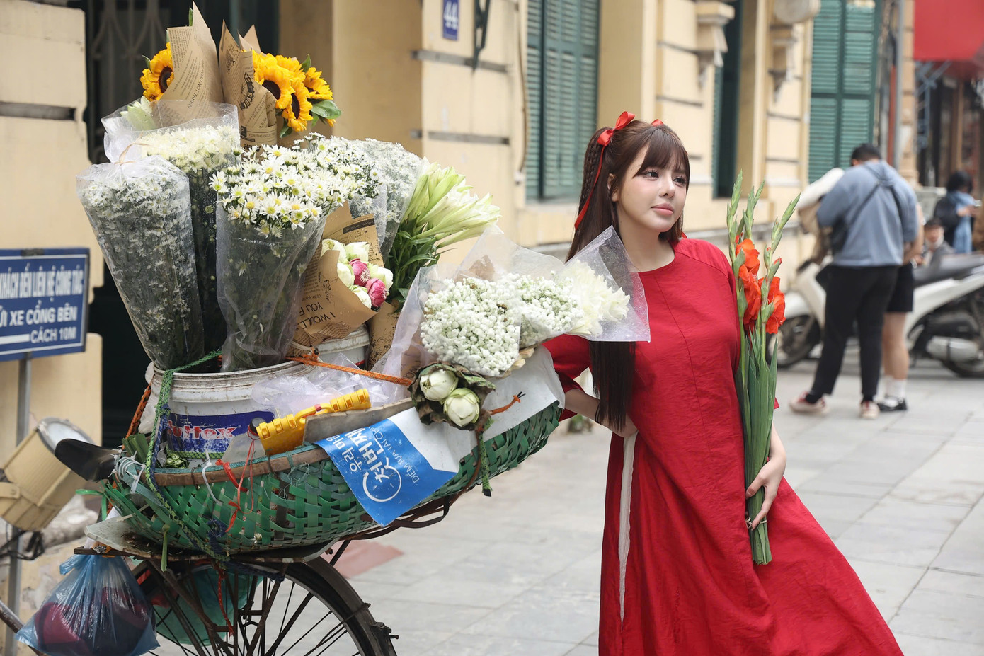 Hồ Gươm, trước tòa soạn Báo Hà Nội mới từ lâu cũng đã trở thành địa điểm thu hút nhiều bạn trẻ đến chụp hình. Ảnh: Hoàng Ngọc Hồ Gươm, trước tòa soạn Báo Hà Nội mới từ lâu cũng đã trở thành địa điểm thu hút nhiều bạn trẻ đến chụp hình. Ảnh: Hoàng Ngọc