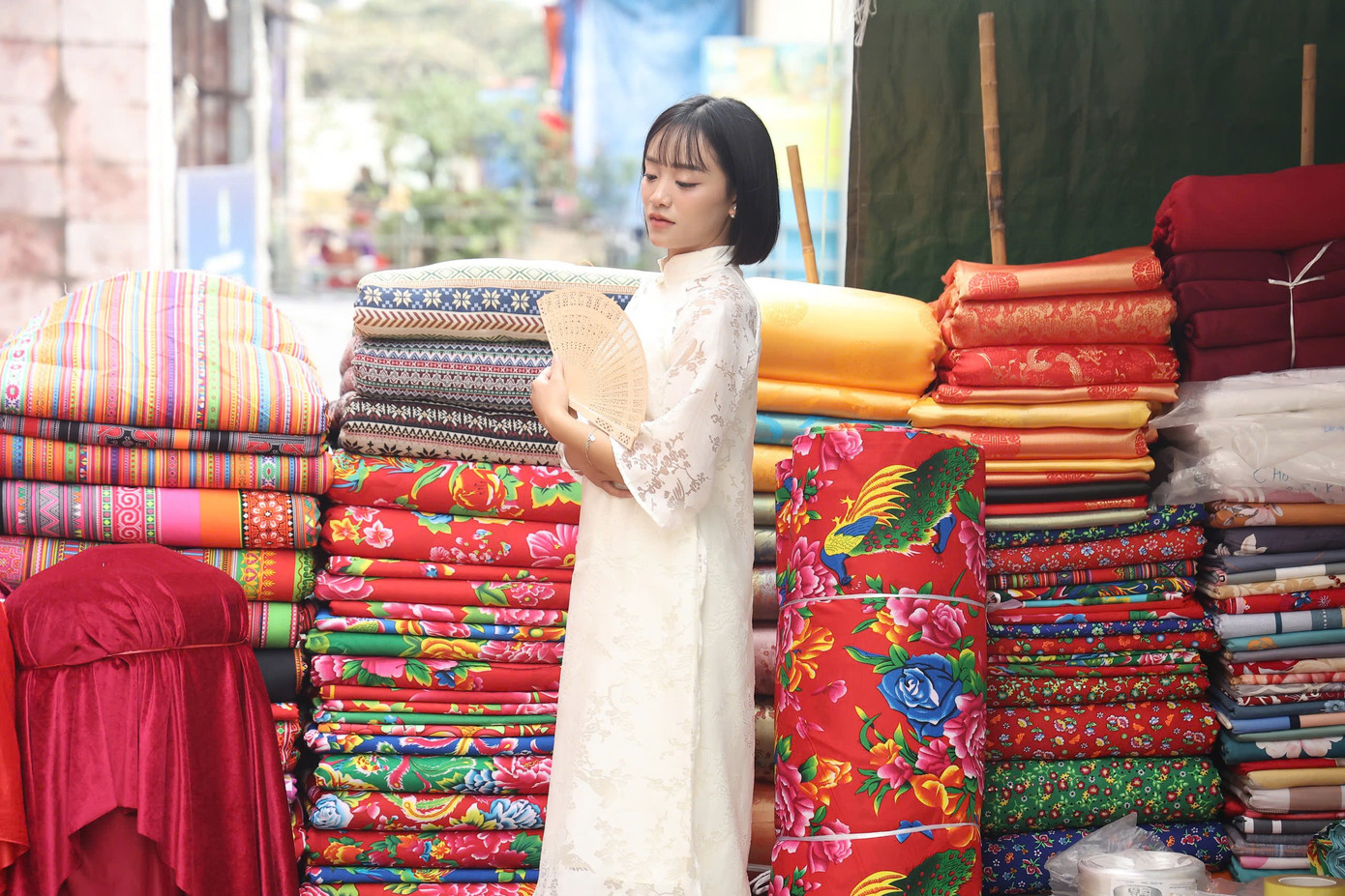 Những trang phục áo dài từ truyền thống đến áo dài cách tân nhiều màu sắc đều được các bạn trẻ lựa chọn sử dụng. Ảnh: Hoàng Ngọc Những trang phục áo dài từ truyền thống đến áo dài cách tân nhiều màu sắc đều được các bạn trẻ lựa chọn sử dụng. Ảnh: Hoàng Ngọc