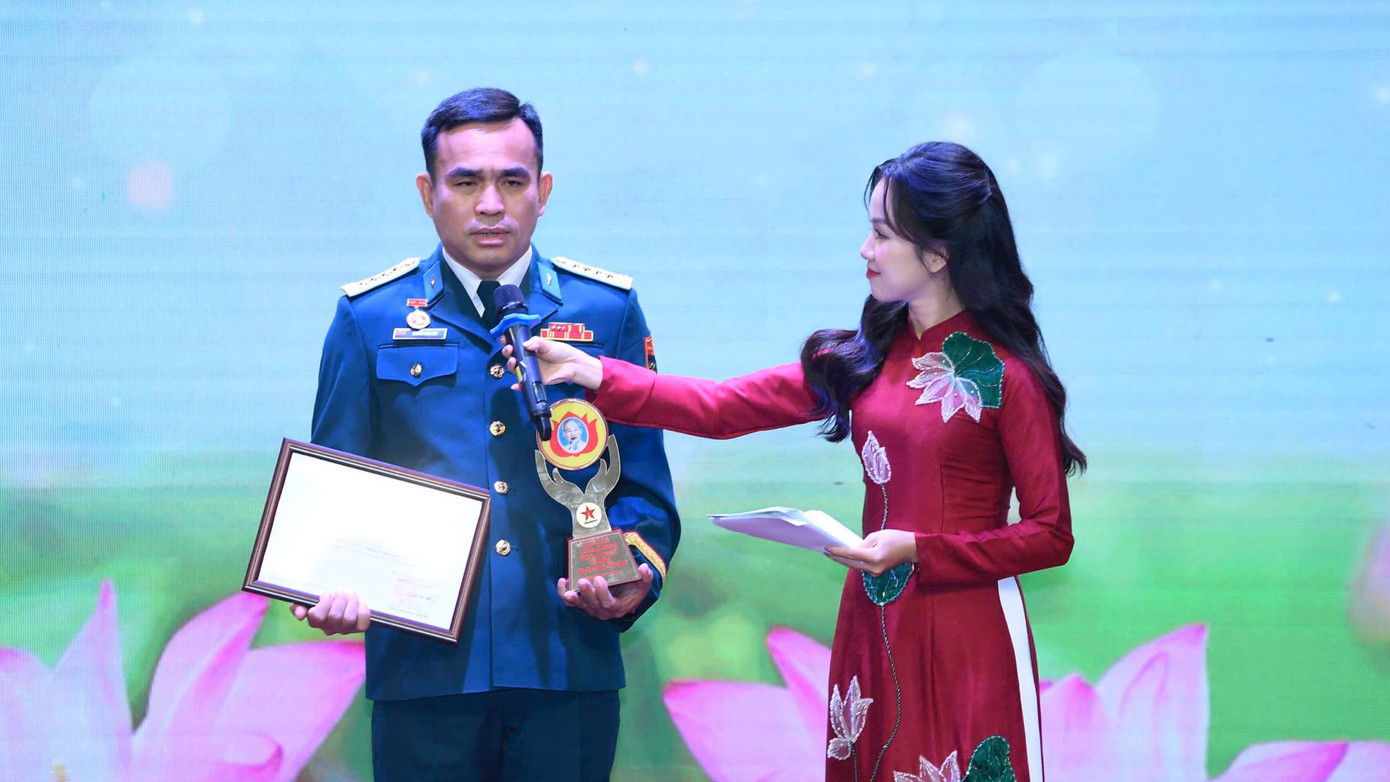 Đại tá Nguyễn Văn Sơn - Trung đoàn trưởng Trung đoàn 940, Trường Sĩ quan Không quân, Quân chủng Phòng không - Không quân là nhân vật trong bài viết đoạt Giải C của Cuộc thi. “Muốn có được thành công không có con đường nào khác ngoài sự tận hiến cho Tổ quốc, cho dân tộc”, Đại tá Nguyễn Văn Sơn bày tỏ. Đại tá Nguyễn Văn Sơn - Trung đoàn trưởng Trung đoàn 940, Trường Sĩ quan Không quân, Quân chủng Phòng không - Không quân là nhân vật trong bài viết đoạt Giải C của Cuộc thi. “Muốn có được thành công không có con đường nào khác ngoài sự tận hiến cho Tổ quốc, cho dân tộc”, Đại tá Nguyễn Văn Sơn bày tỏ.