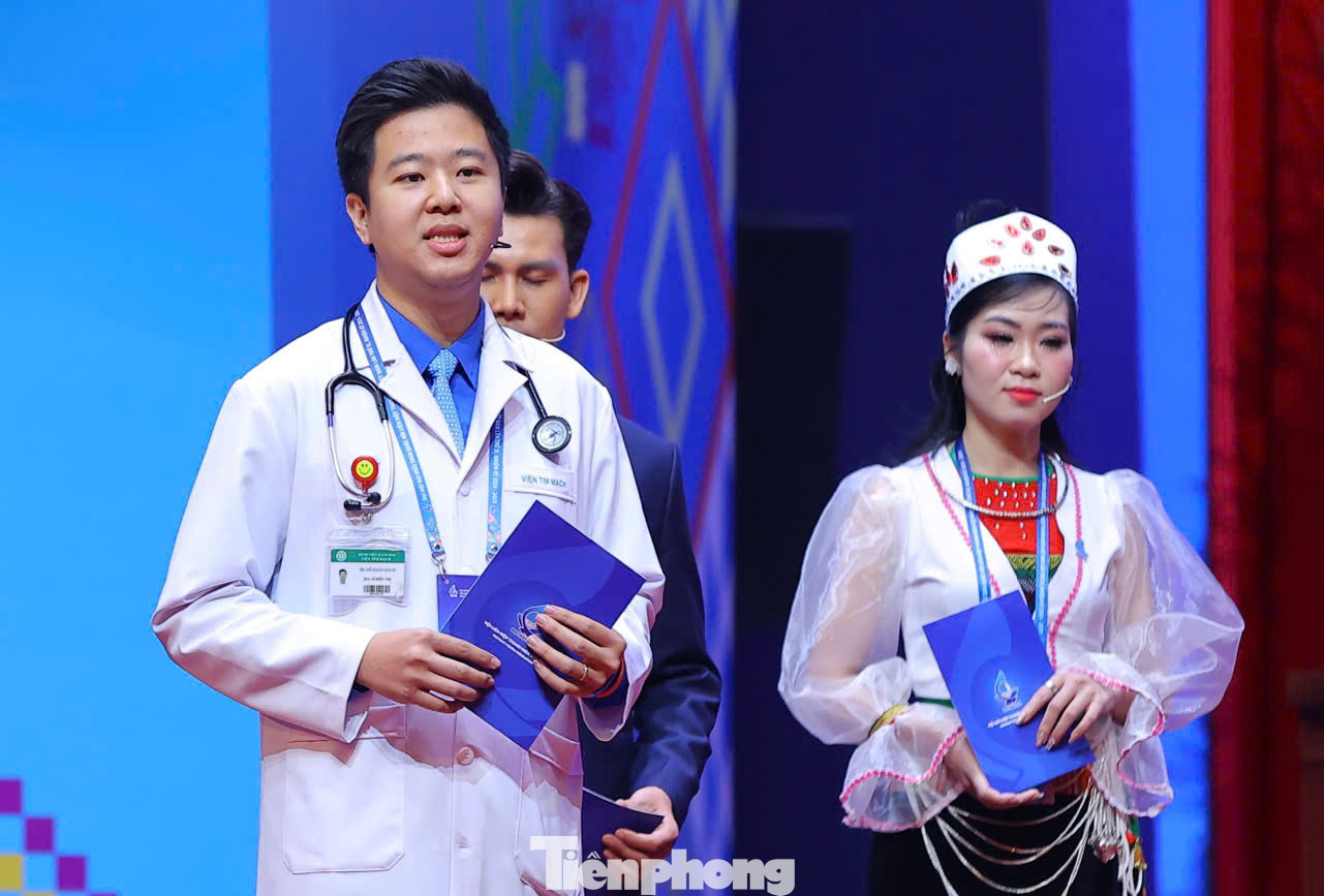 Anh Đỗ Doãn Bách - Ủy viên BCH Hội thầy thuốc trẻ Hà Nội, Bác sĩ Viện Tim mạch, Bệnh viện Bạch Mai trình bày tham luận tại Đại hội.