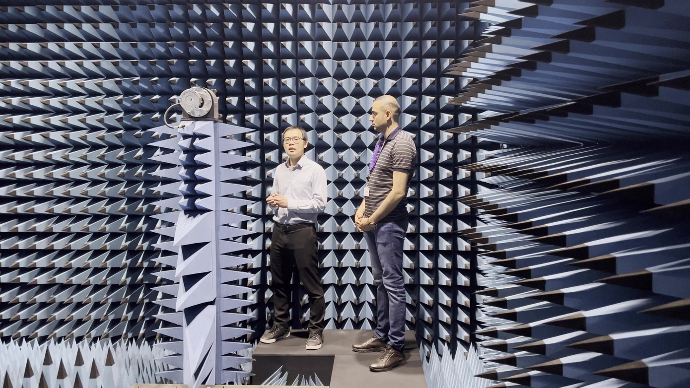 PGS.TS. Ngô Quốc Hiển (Đại học Queen’s Belfast, Anh) là một trong những người Việt tiên phong nghiên cứu công nghệ lõi cho mạng 5G, 6G và được vinh danh với nhiều giải thưởng uy tín trong lĩnh vực điện tử viễn thông. PGS.TS. Ngô Quốc Hiển (Đại học Queen’s Belfast, Anh) là một trong những người Việt tiên phong nghiên cứu công nghệ lõi cho mạng 5G, 6G và được vinh danh với nhiều giải thưởng uy tín trong lĩnh vực điện tử viễn thông.