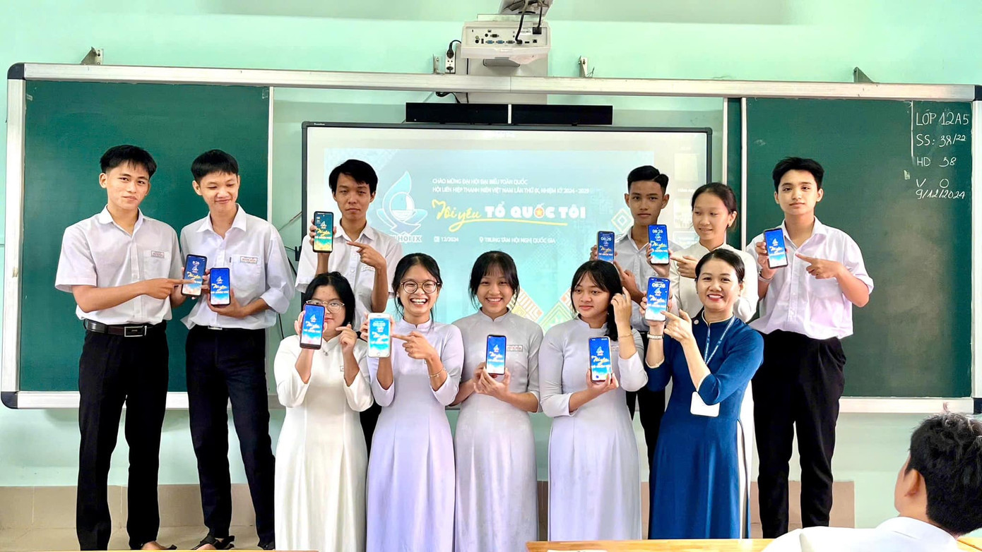 Bạn trẻ đồng loạt thay hình nền điện thoại. Bạn trẻ đồng loạt thay hình nền điện thoại.