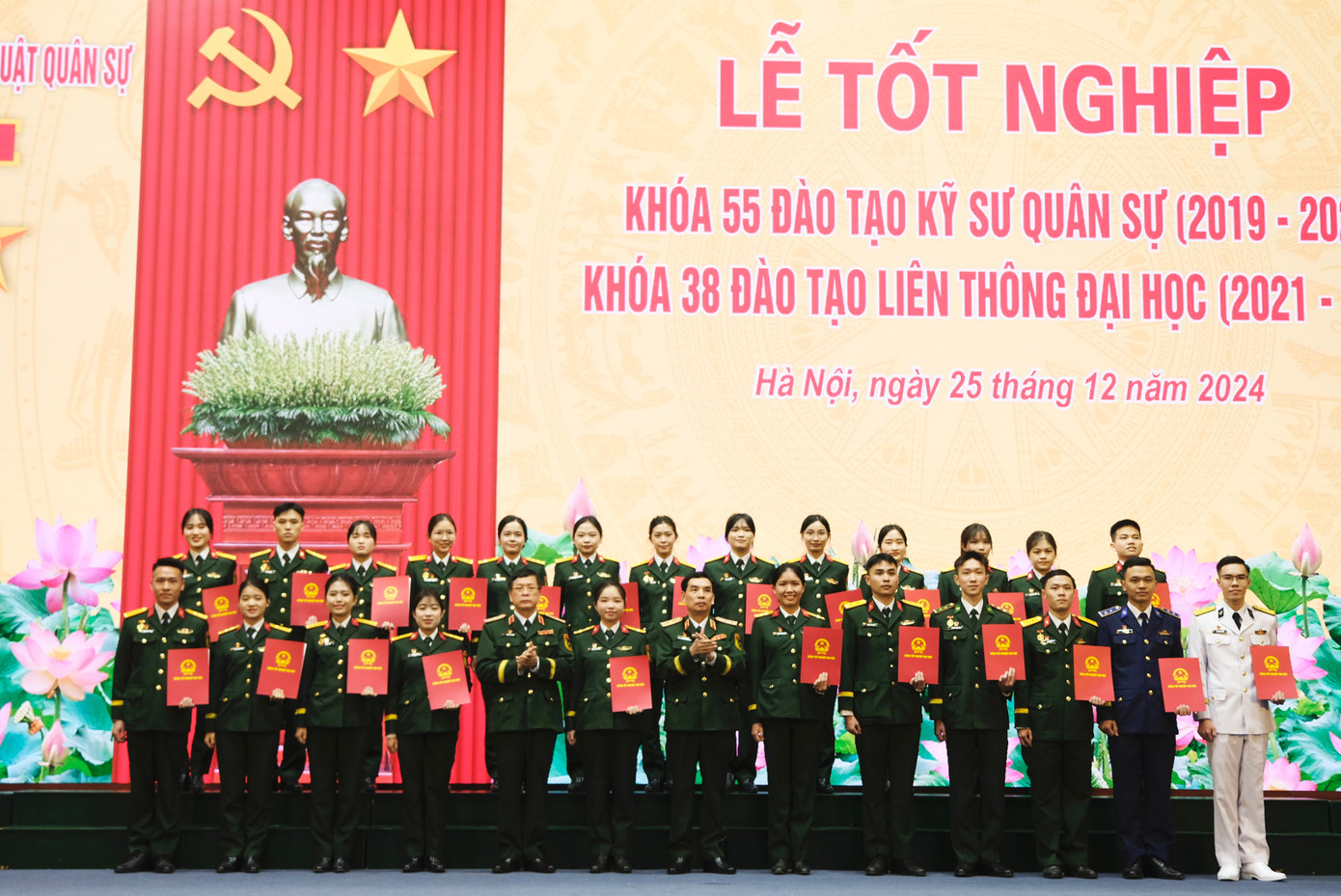 Trung tướng. GS. TS. NGƯT Lê Minh Thái - Giám đốc Học viện Kỹ thuật Quân sự trao bằng tốt nghiệp cho các tân kỹ sư quân sự. Ảnh: Châu Linh Trung tướng. GS. TS. NGƯT Lê Minh Thái - Giám đốc Học viện Kỹ thuật Quân sự trao bằng tốt nghiệp cho các tân kỹ sư quân sự. Ảnh: Châu Linh