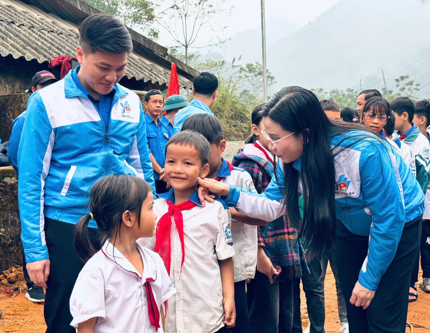 Chị Nguyễn Phạm Duy Trang - Bí thư T.Ư Đoàn, Chủ tịch Hội đồng Đội T.Ư cùng các em thiếu nhi tại Lễ khởi công xây dựng “Ngôi nhà Khăn quàng đỏ” cho gia đình em Lý Đức Trung và Lý Thanh Tâm, trường tiểu học Kim Đồng trên địa phận xã Đạo Đức, huyện Vị Xuyên, tỉnh Hà Giang.
