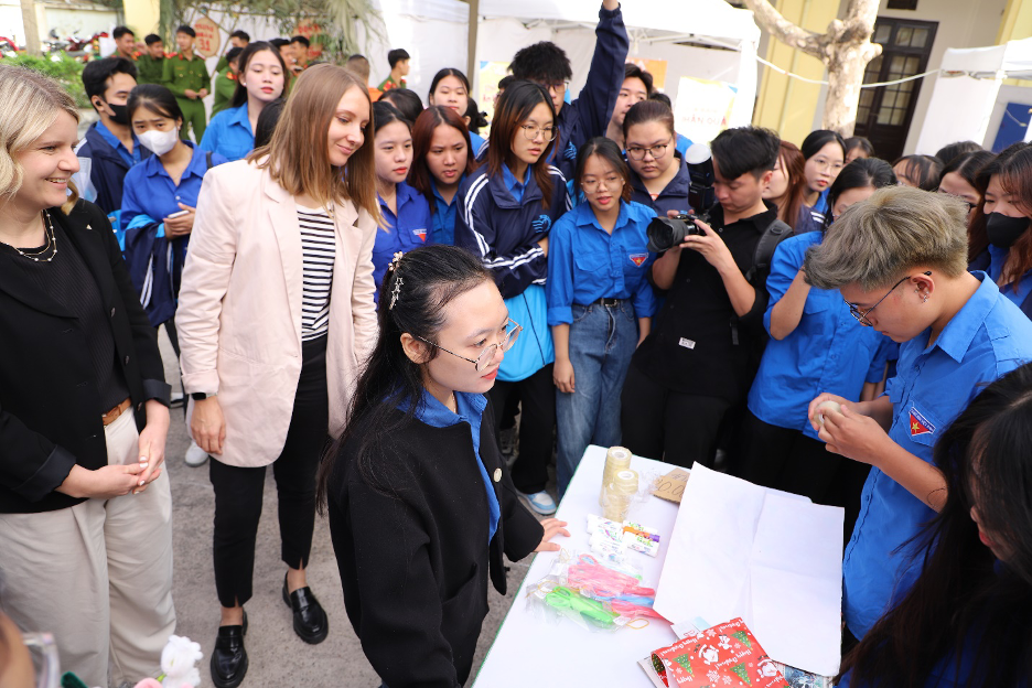 Chương trình hội trại diễn ra với nhiều hoạt động sôi nổi, nổi bật là trò chơi tương tác “Đừng để tiền rơi” và phần chấm trại mang tính sáng tạo cao. Chương trình hội trại diễn ra với nhiều hoạt động sôi nổi, nổi bật là trò chơi tương tác “Đừng để tiền rơi” và phần chấm trại mang tính sáng tạo cao.