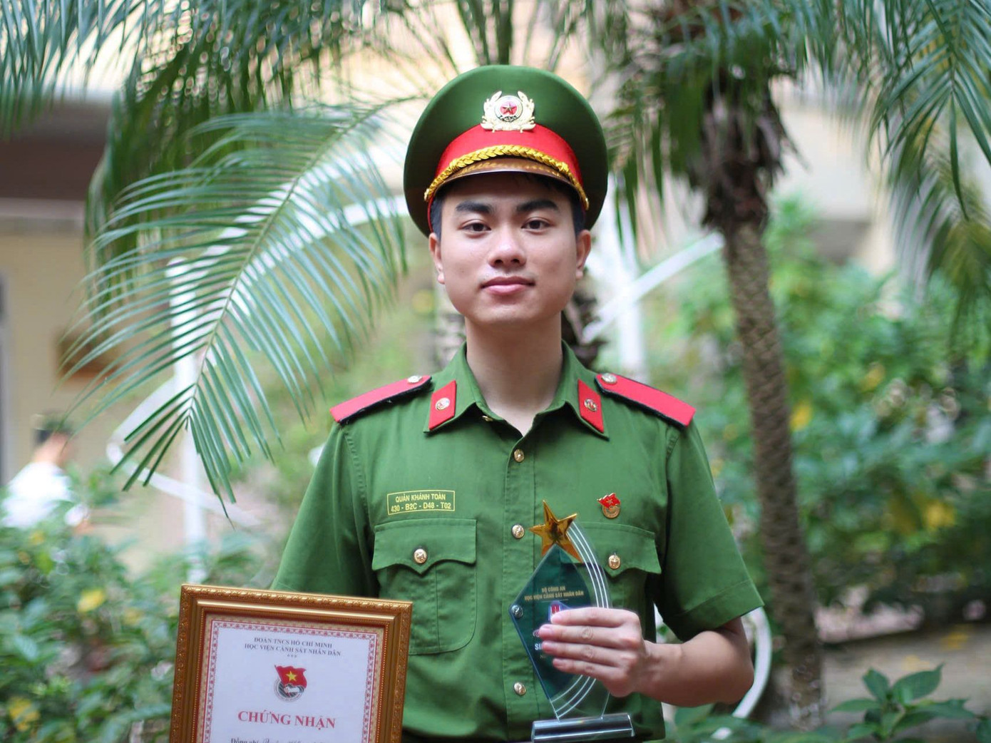 Quản Khánh Toàn - sinh viên năm 3, khoa Trinh sát cảnh sát, Học viện Cảnh sát Nhân dân. Quản Khánh Toàn - sinh viên năm 3, khoa Trinh sát cảnh sát, Học viện Cảnh sát Nhân dân.