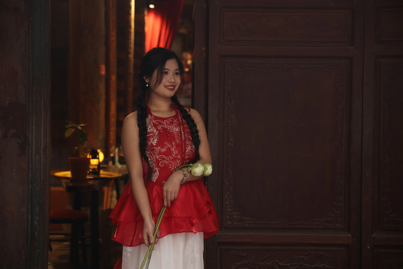 Không chỉ Thùy Linh mà rất nhiều bạn trẻ đến chụp hình Tết ở Đền Quan Đế cũng chọn mặc áo dài, từ những kiểu truyền thống đến cách tân. Ảnh: Hoàng Ngọc Không chỉ Thùy Linh mà rất nhiều bạn trẻ đến chụp hình Tết ở Đền Quan Đế cũng chọn mặc áo dài, từ những kiểu truyền thống đến cách tân. Ảnh: Hoàng Ngọc