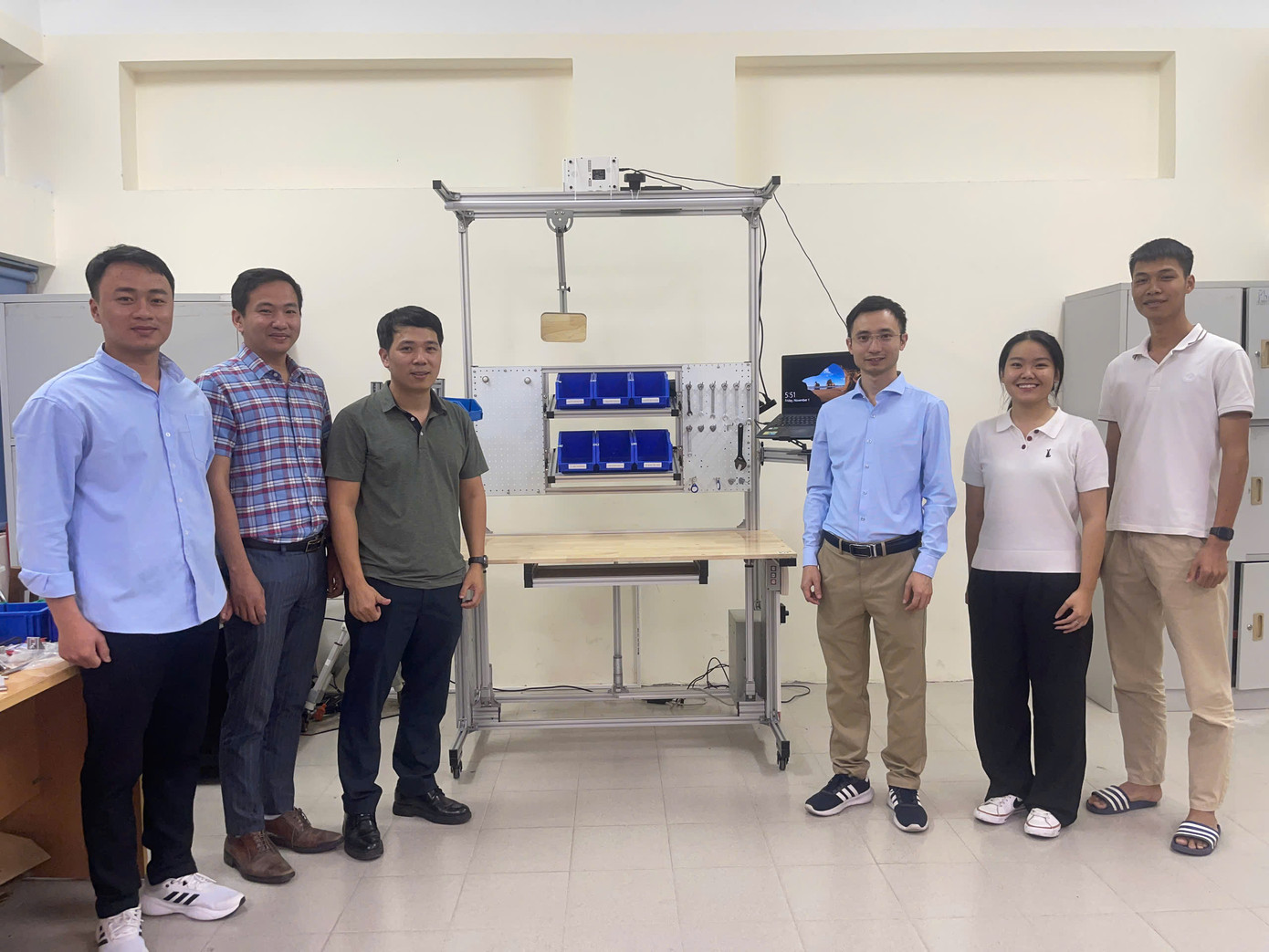 Nhóm tác giả công trình "Thiết kế và chế tạo trạm lắp ráp thủ công có thể tuỳ biến theo nhân trắc học và tích hợp giám sát thao tác phục vụ cải tiến nâng cao hiệu suất làm việc cho công nhân". Nhóm tác giả công trình "Thiết kế và chế tạo trạm lắp ráp thủ công có thể tuỳ biến theo nhân trắc học và tích hợp giám sát thao tác phục vụ cải tiến nâng cao hiệu suất làm việc cho công nhân".