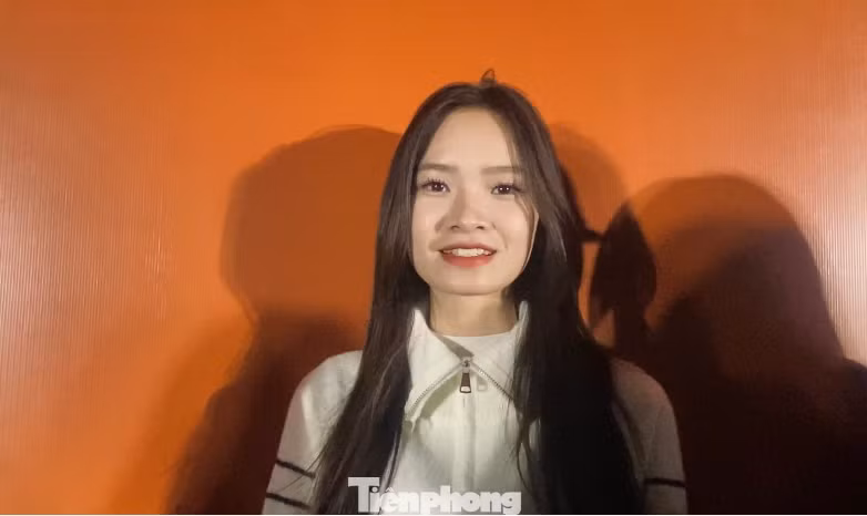 Bạn Trần Thu Hà - sinh viên năm 4 của Học viện Tài chính check-in tại concert Dốc Mộng Mơ được tổ chức tại Hà Nội vừa qua. Ảnh: Diệu Nhi