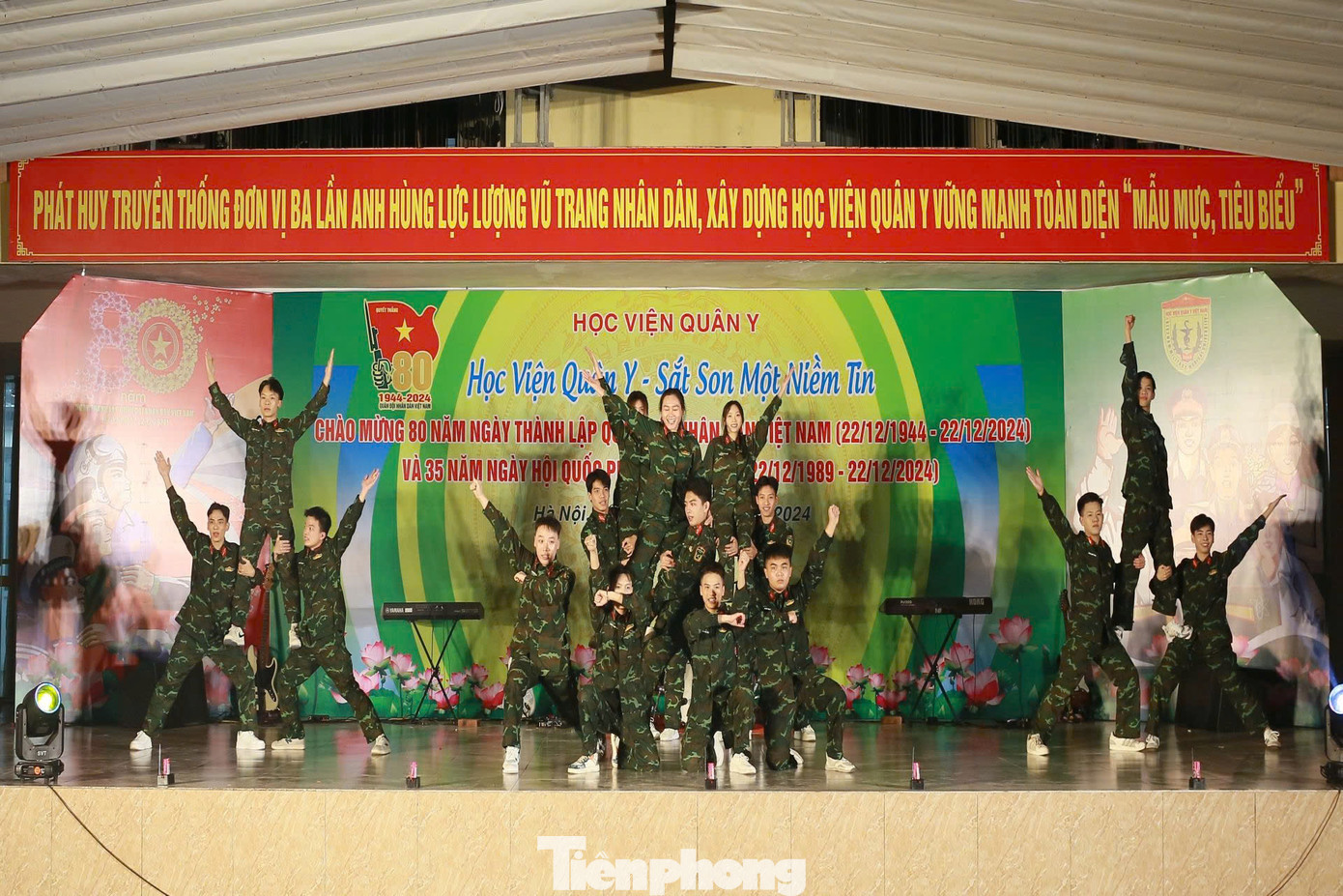 Chương trình dạ hội với chủ đề “Sắt son một niềm tin” chào mừng kỷ niệm 80 năm Ngày thành lập Quân đội nhân dân Việt Nam và 35 năm Ngày hội Quốc phòng toàn dân. Chương trình dạ hội với chủ đề “Sắt son một niềm tin” chào mừng kỷ niệm 80 năm Ngày thành lập Quân đội nhân dân Việt Nam và 35 năm Ngày hội Quốc phòng toàn dân.