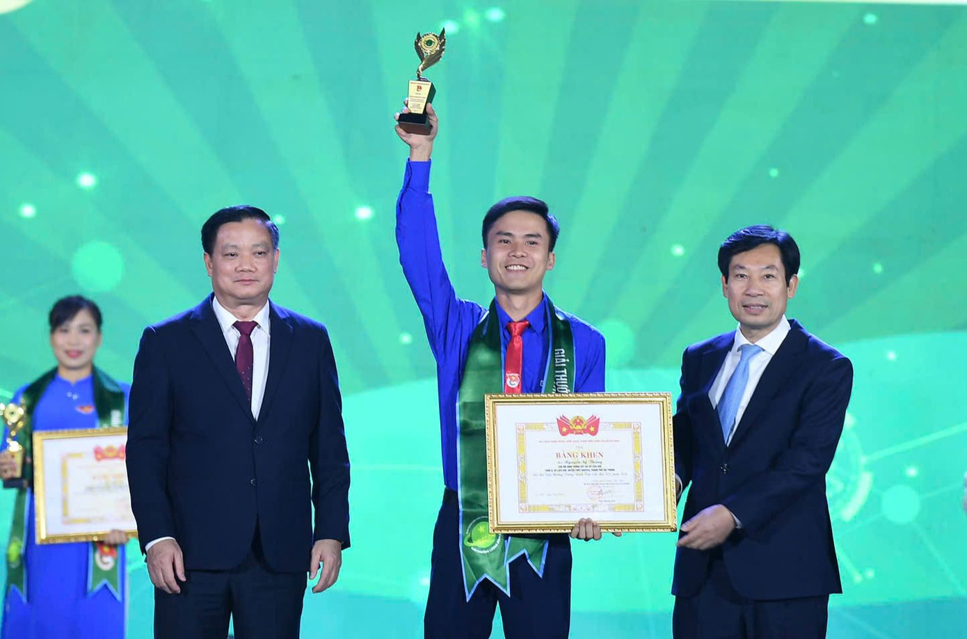 Anh Nguyễn Sỹ Thắng là 1 trong 36 thanh niên nông thôn tiêu biểu nhận Giải thưởng Lương Định Của năm 2024. Anh Nguyễn Sỹ Thắng là 1 trong 36 thanh niên nông thôn tiêu biểu nhận Giải thưởng Lương Định Của năm 2024.