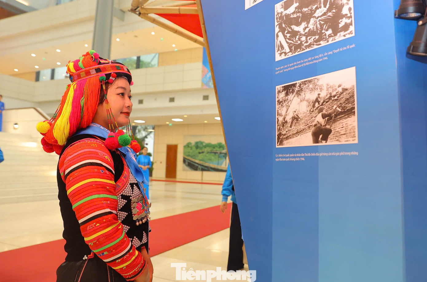 Đại biểu tham quan triển lãm. Đại biểu tham quan triển lãm.