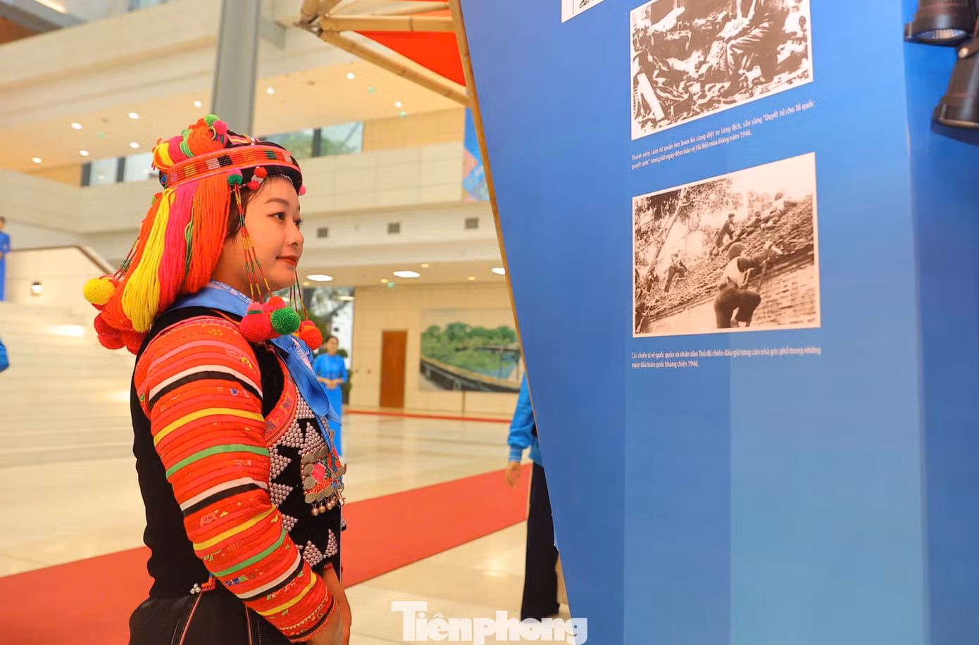 Đại biểu tham quan triển lãm.