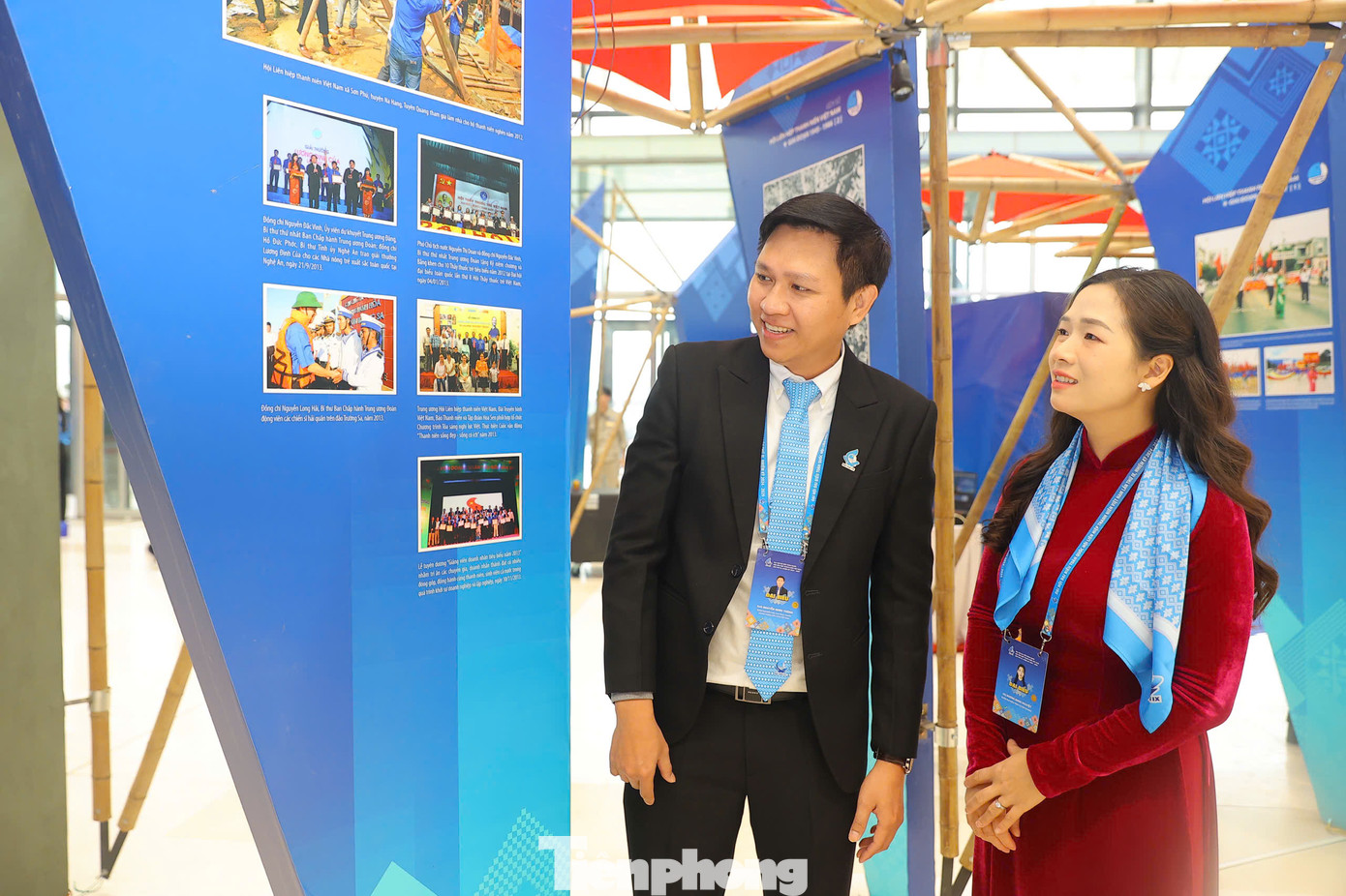 Đại biểu tham quan triển lãm. Đại biểu tham quan triển lãm.