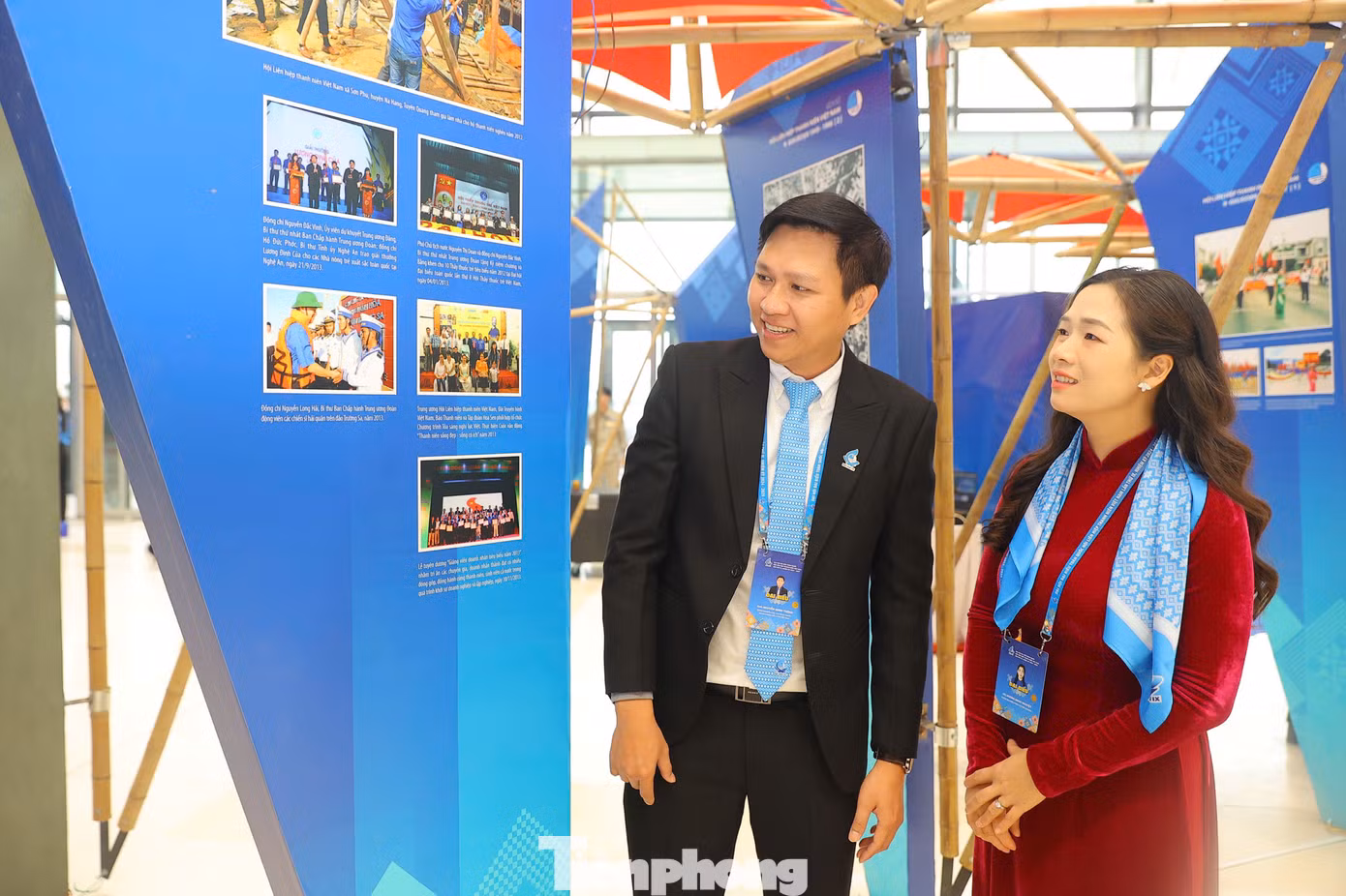 Đại biểu tham quan triển lãm.