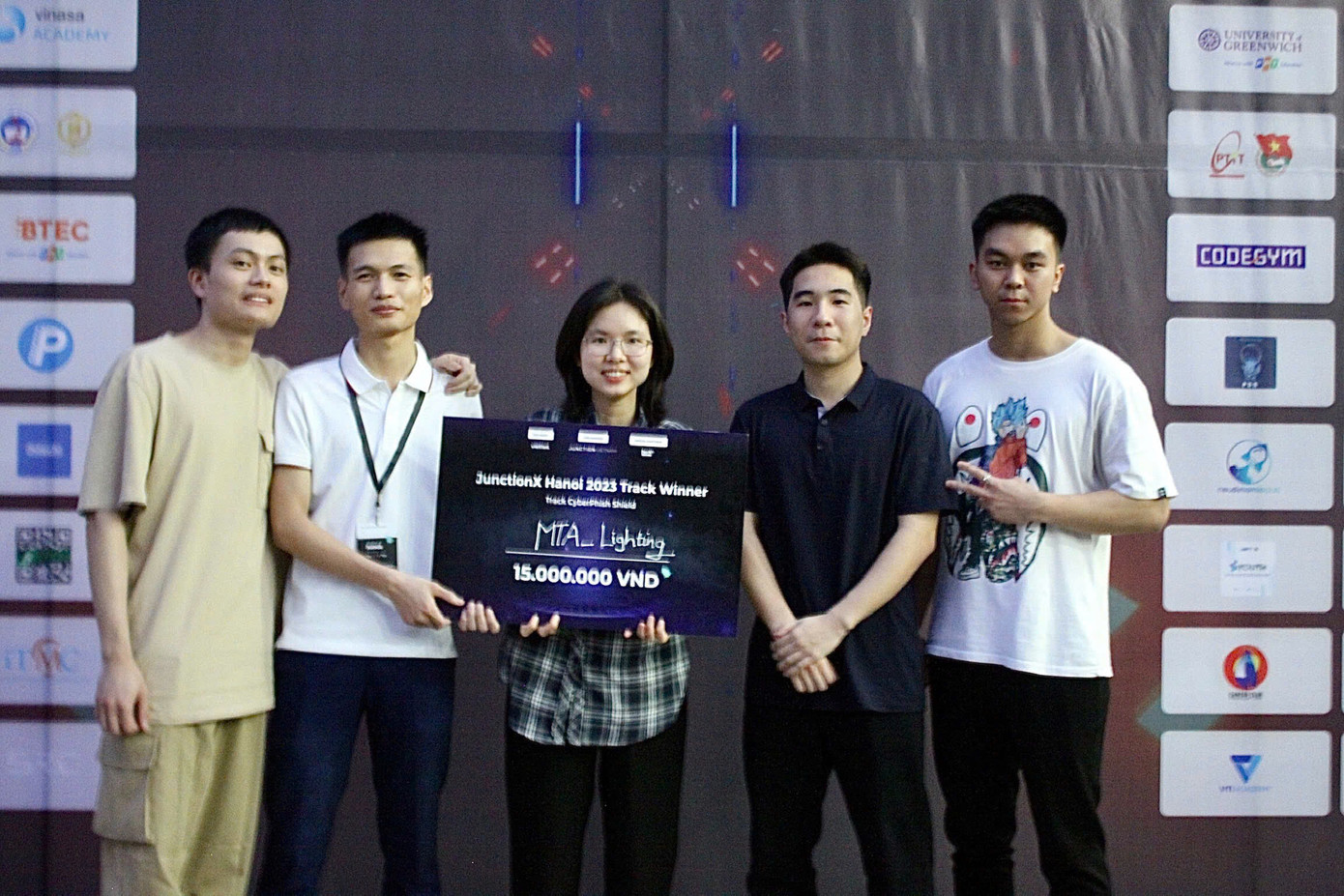 Thư cũng tích cực tham gia nghiên cứu khoa học với các đề tài liên quan đến công nghệ thông tin, giành giải Nhất cuộc thi Hackathon JunctionX Hanoi 2023.