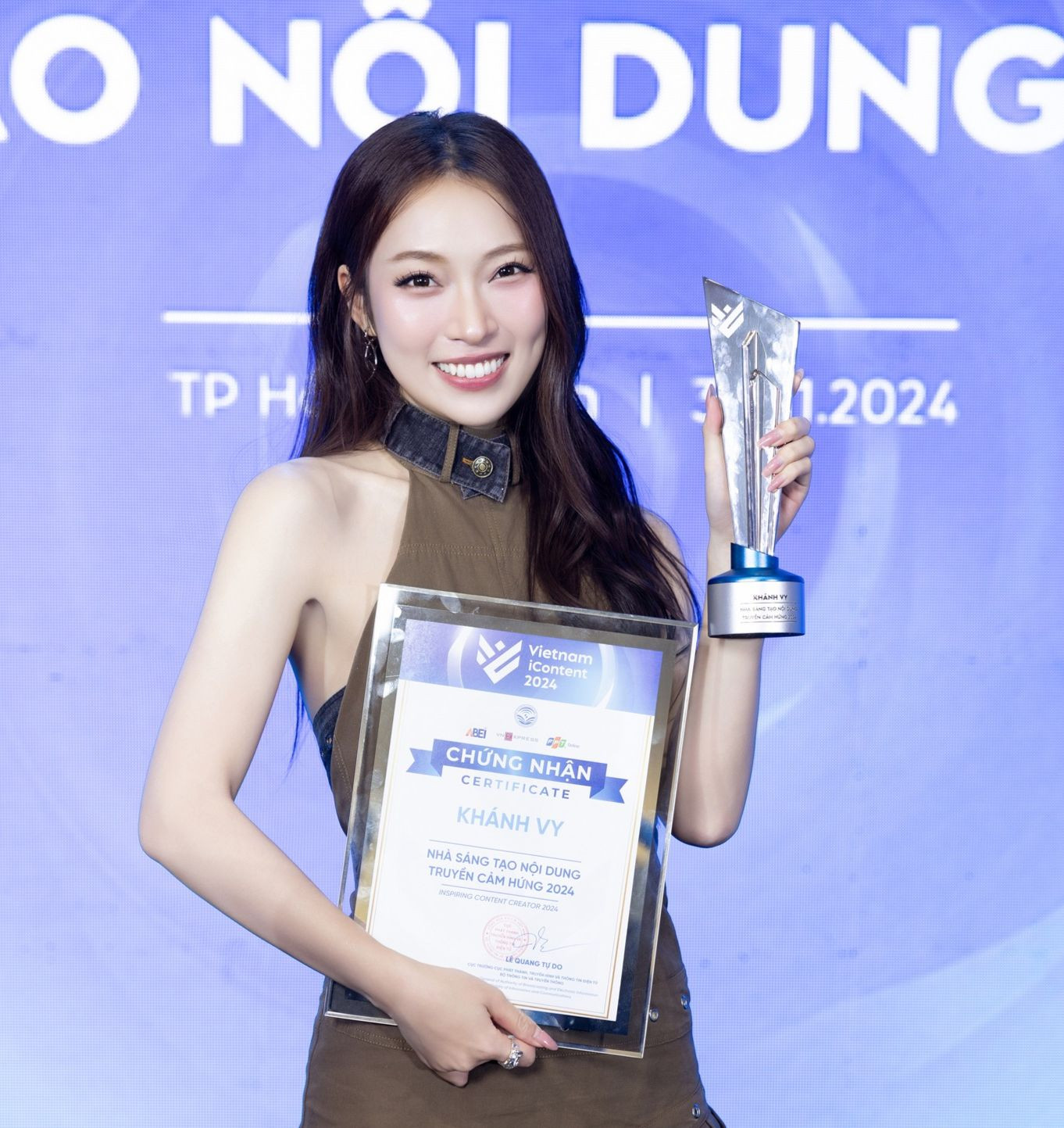 Khánh Vy và chứng nhận "Nhà sáng tạo nội dung truyền cảm hứng" năm 2024. Khánh Vy và chứng nhận "Nhà sáng tạo nội dung truyền cảm hứng" năm 2024.