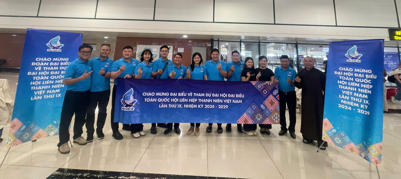 Các đại biểu khí thế hưởng ứng không khí Đại hội đại biểu toàn quốc Hội LHTN Việt Nam lần thứ IX, nhiệm kỳ 2024 – 2029 với khẩu hiệu hành động của Đại hội là “Thanh niên Việt Nam Yêu nước – Khát vọng – Đoàn kết –Tiên phong – Sáng tạo - Tự tin bước vào kỷ nguyên mới”.