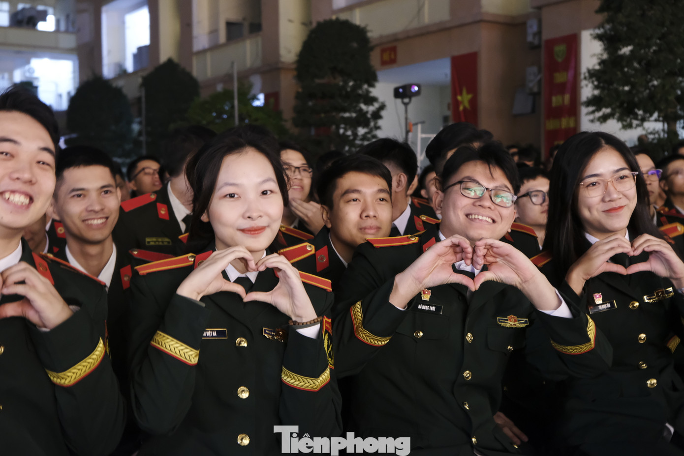 Dạ hội “Sắt son một niềm tin” là hoạt động nhằm tuyên truyền, giáo dục truyền thống của Quân đội nhân dân Việt Nam anh hùng cho cán bộ, nhân viên, học viên, chiến sĩ và người lao động phấn đấu vươn lên trong học tập, công tác, hoàn thành xuất sắc mọi nhiệm vụ được giao. Dạ hội “Sắt son một niềm tin” là hoạt động nhằm tuyên truyền, giáo dục truyền thống của Quân đội nhân dân Việt Nam anh hùng cho cán bộ, nhân viên, học viên, chiến sĩ và người lao động phấn đấu vươn lên trong học tập, công tác, hoàn thành xuất sắc mọi nhiệm vụ được giao.