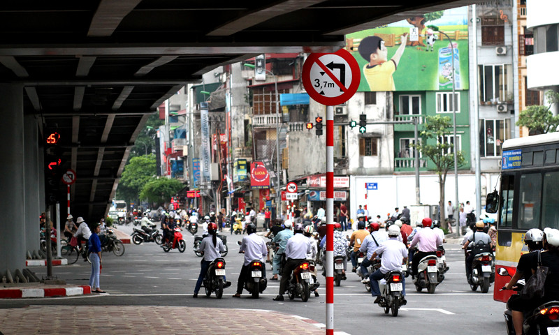 Có hệ thống biển báo rõ ràng để các phương tiện di chuyển dưới chân cầu không gặp trục trặc. (Trong ảnh là một biển báo ghi rõ giới hạn chiều cao vượt qua một đoạn gầm cầu)