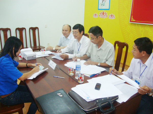Một buổi phỏng vấn tuyển chọn bạn trẻ làm phó chủ tịch xã