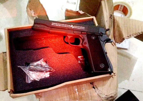 Khẩu súng ngắn đồ chơi được làm bắng sắt nhìn không khác gì súng thật