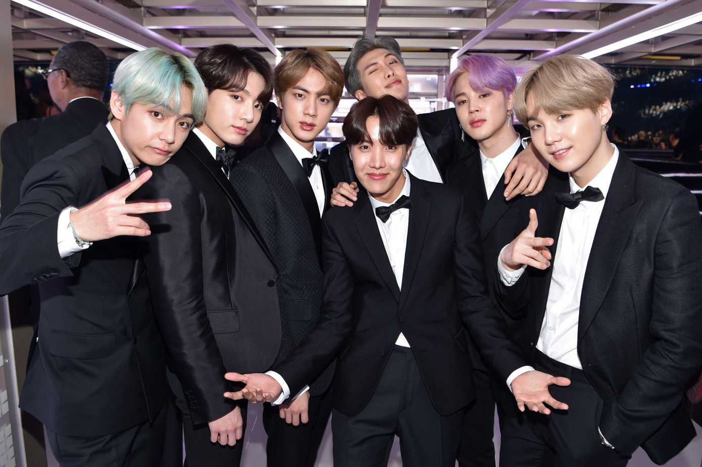 BTS đứng đầu Billboard Hot 100 suốt nhiều tuần.